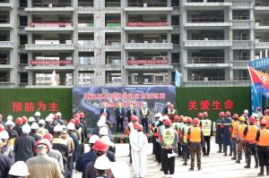 關(guān)愛生命、預防為主——集團公司在新安縣碧桂園·繁花里舉辦防汛應急演練暨安全標準化觀摩